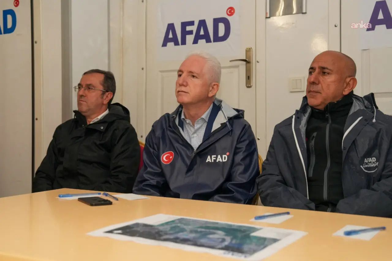 İstanbul Valisi Gül'den Ayazağa'daki selin ardından açıklama: '3 hemşehrimizin arama çalışmaları devam ediyor'