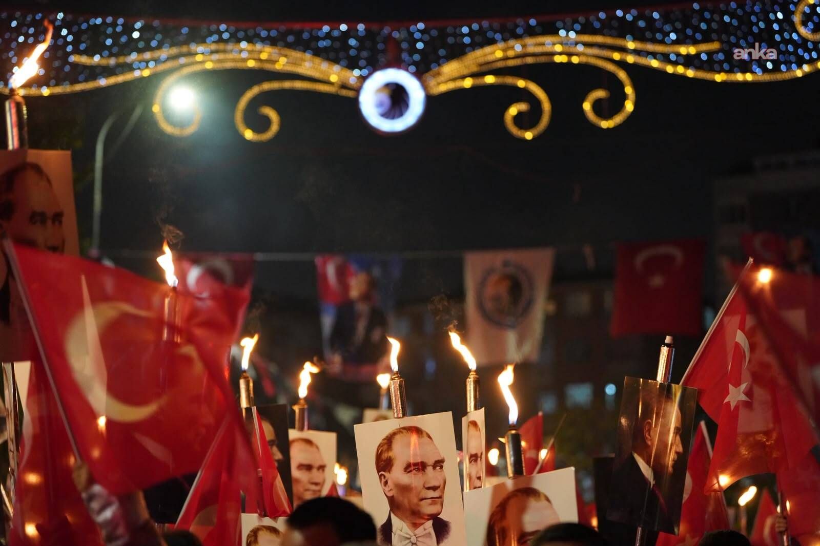 Kartal'da Cumhuriyet coşkusu fener alayı ve konserle yaşandı