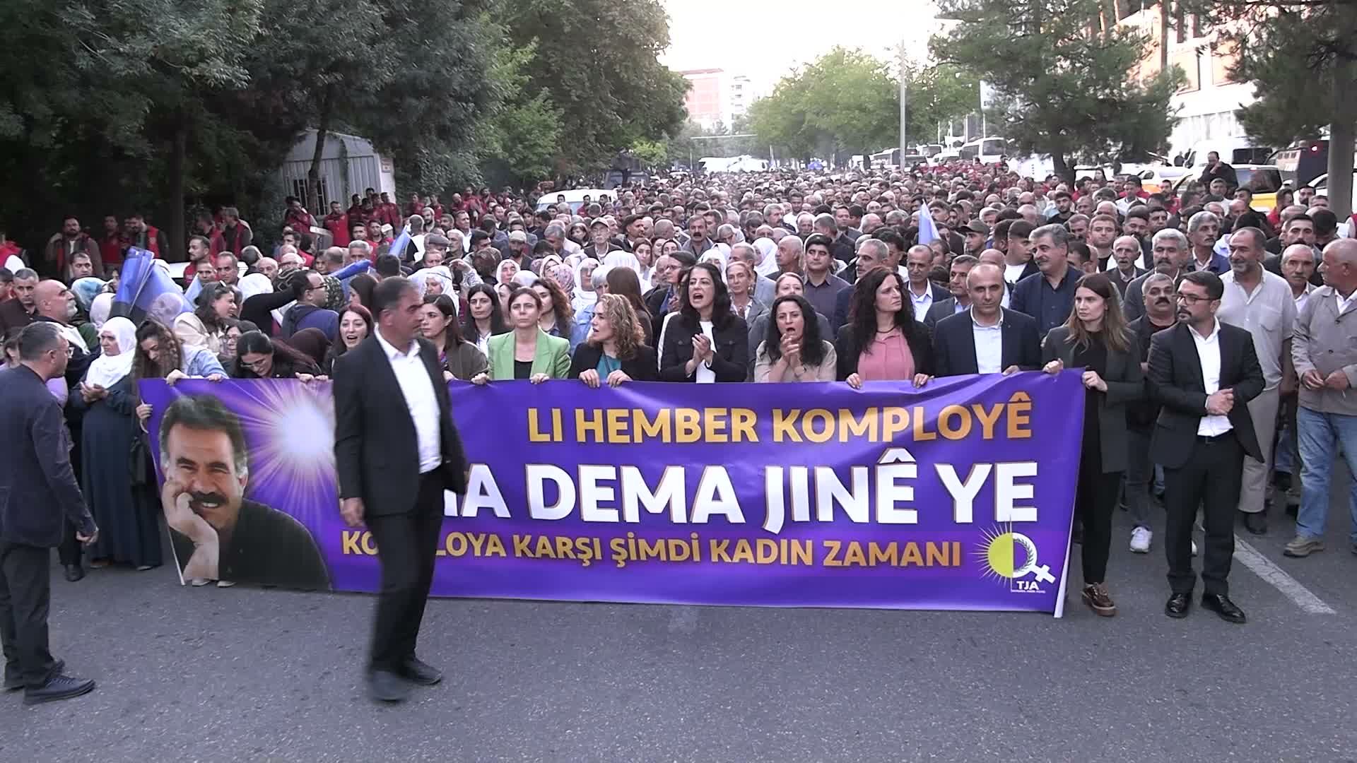Öcalan'ın Suriye'den çıkarılışının yıl dönümü Diyarbakır'da protesto edildi