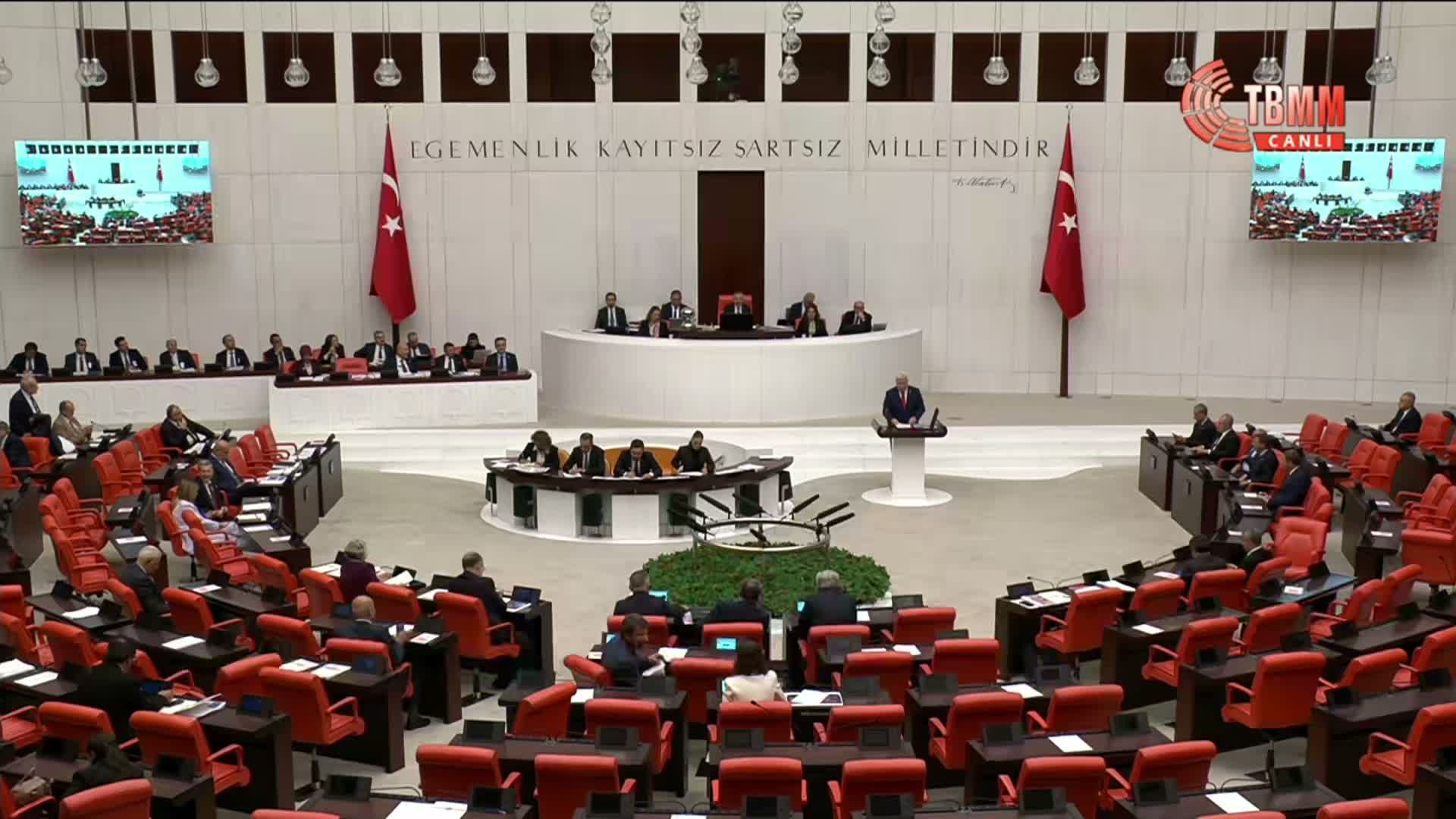 TBMM Genel Kurulu'nda 'başörtüsü' tartışması... Temelli'den Akbaşoğlu'na 28 Şubat yanıtı: Kadın arkadaşlarınızı yalnız bıraktınız