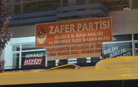 Ümit Özdağ'dan Düzce'de pankartın kaldırılmasına tepki: Evlatlarımızın katillerine af yok demek suç mu oldu?