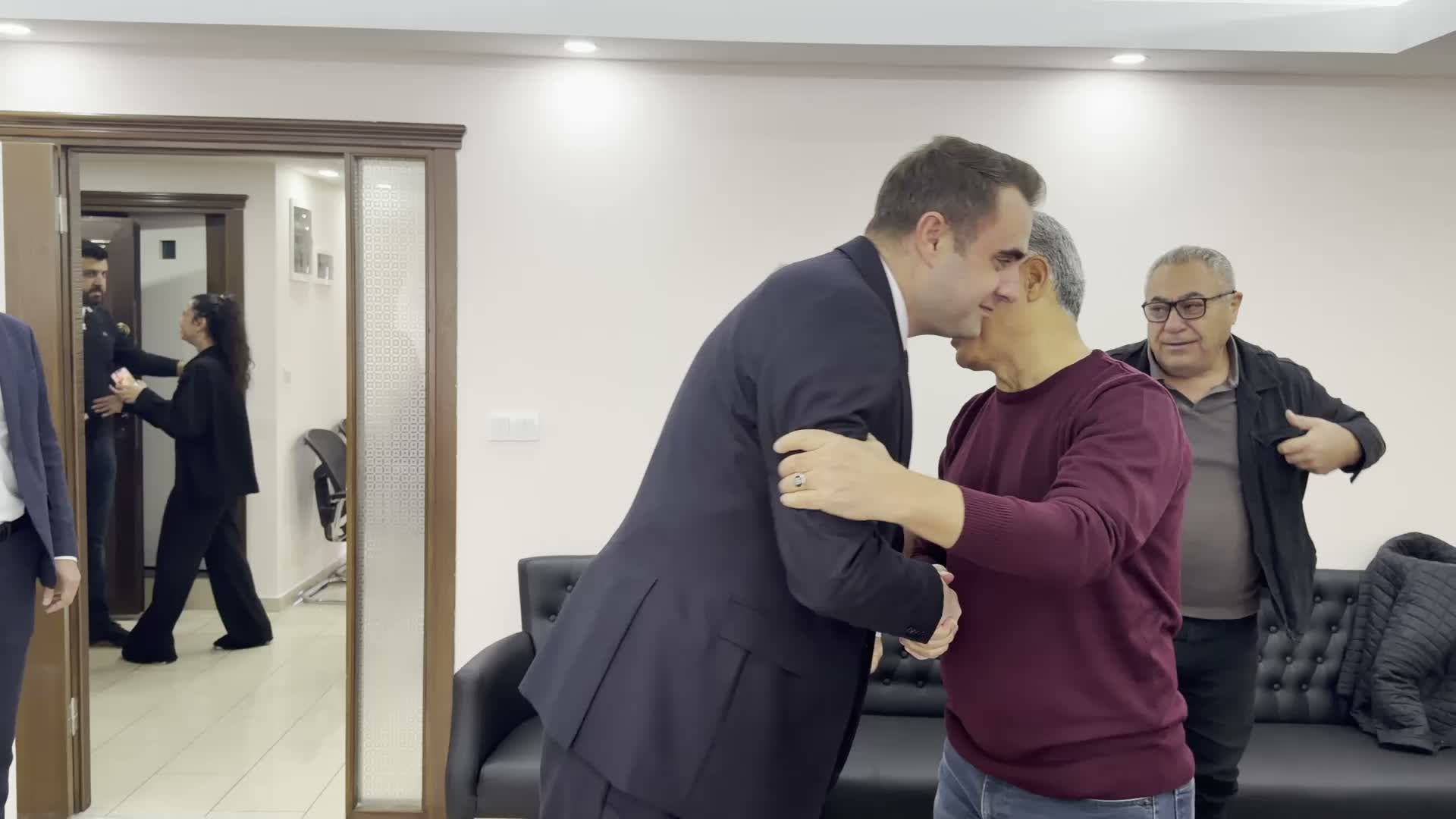 YENİ Parti İzmir il başkanlığı ön seçiminde il başkan adayları Güç ve Kocaoğlu oy kullandı