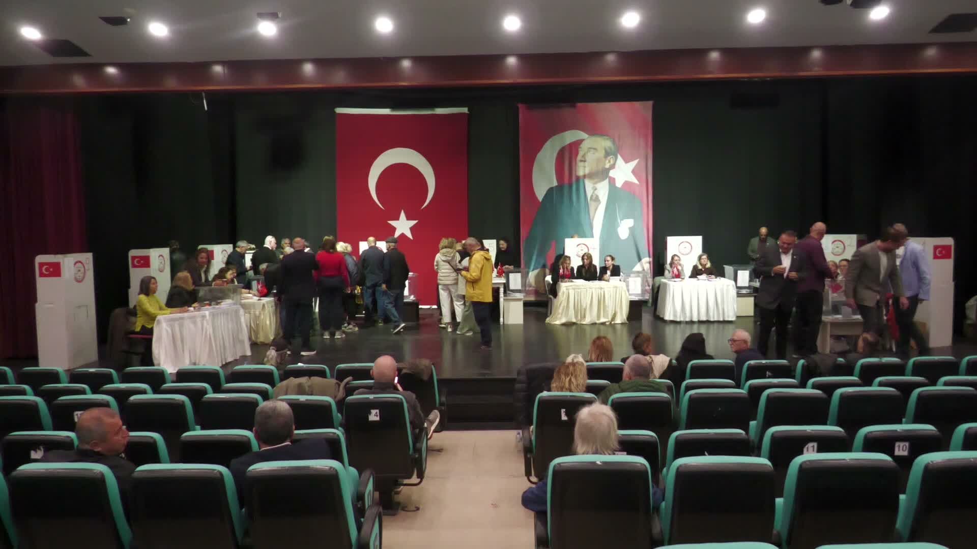 YENİ Parti'de İzmir il başkanlığı için üyeler sandık başında... Ensar Aytekin: 'Parti içi demokrasi şöleni yaşıyoruz'